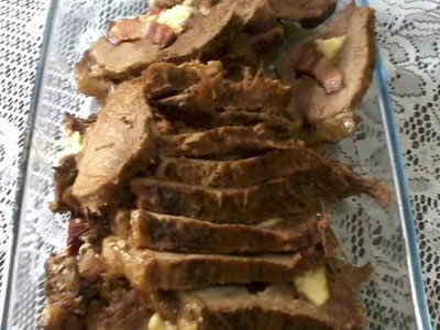 Carne assada recheada com queijo e bacon